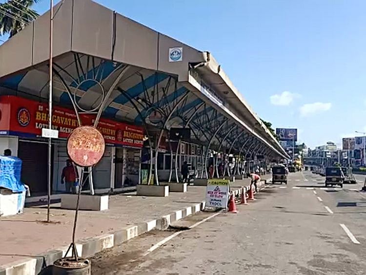 Kerala lockdown empty road 