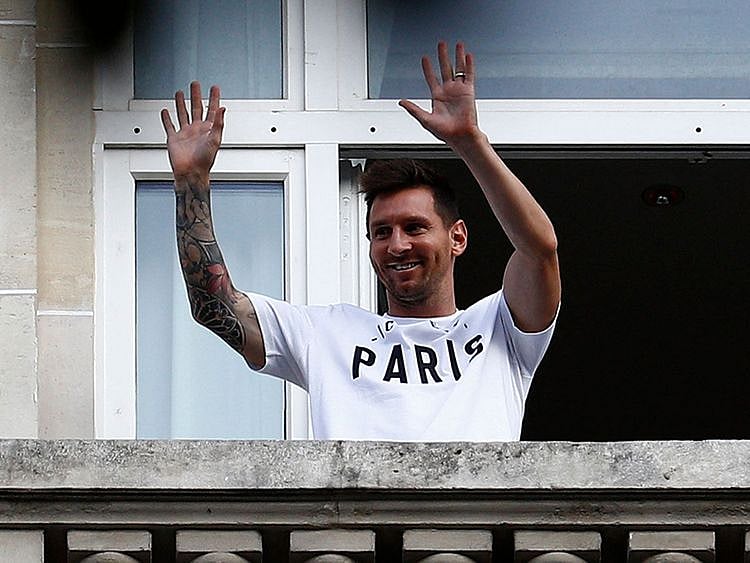 Lionel Messi waves to fans in Paris
