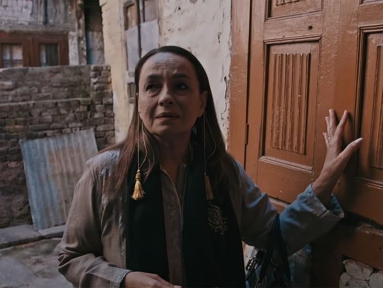Soni Razdan in 'Ae Savere' video