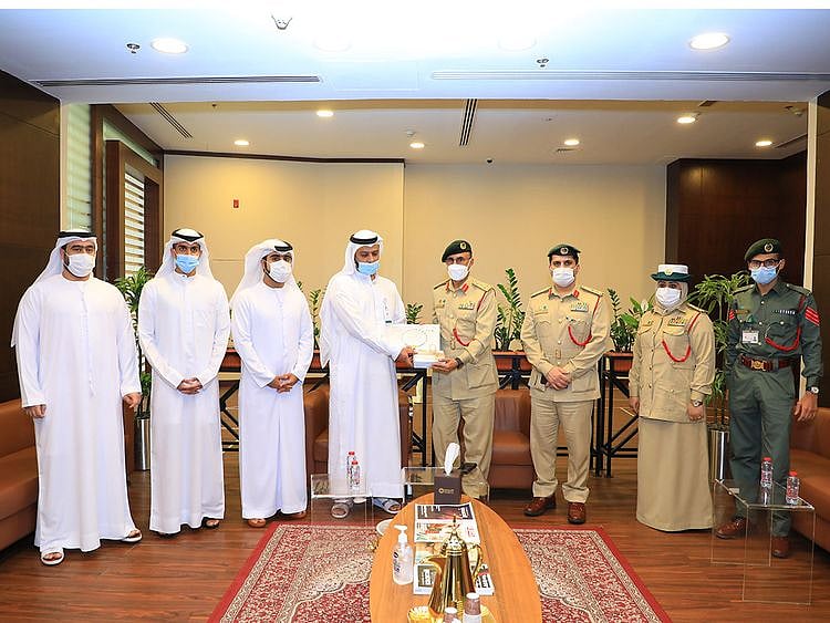Dubai-Police-surprise-Honest-Employee-at-Workplace--1629292331971