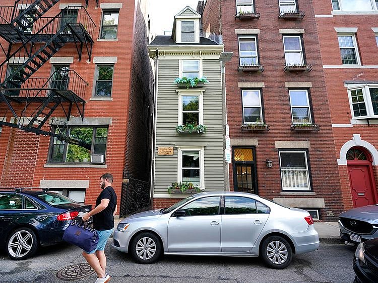 Skinny_House_Sale_88377