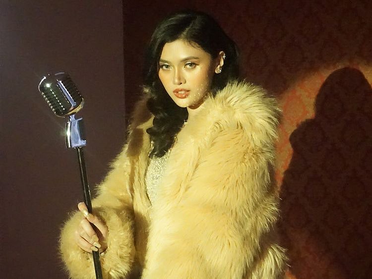 Filipino singer Lesha