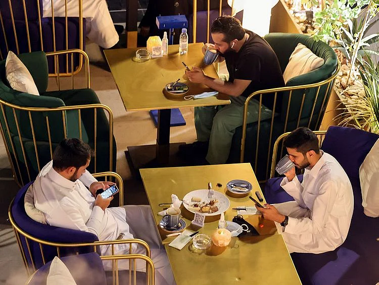 STOCK SAUDI WOMEN PEOPLE ECONOMY RESTAURANT