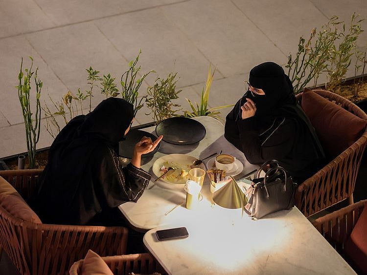 STOCK SAUDI WOMEN PEOPLE ECONOMY RESTAURANT