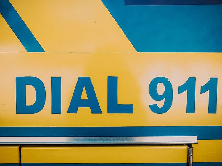 911 helpline stock image via Pexels-1630150602215