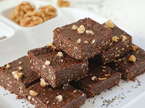 Recipe to making raw vegan chocolate brownies at home