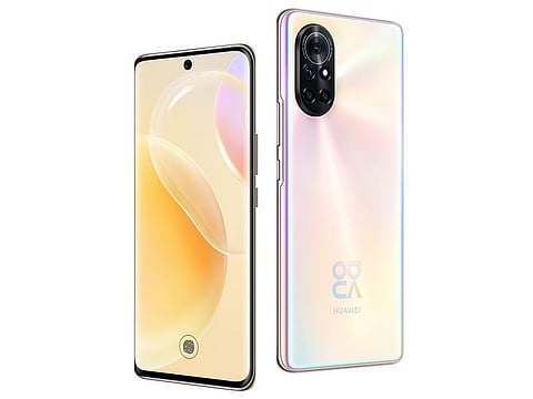 HUAWEI nova 8 uses a curved glass design, while retaining the physical buttons on the side for functionality and aesthetics. By using a sophisticated glass grinding process, the curved edges from the front and back perfectly fit into the metal mid-frame, making it feel smooth and sleek.