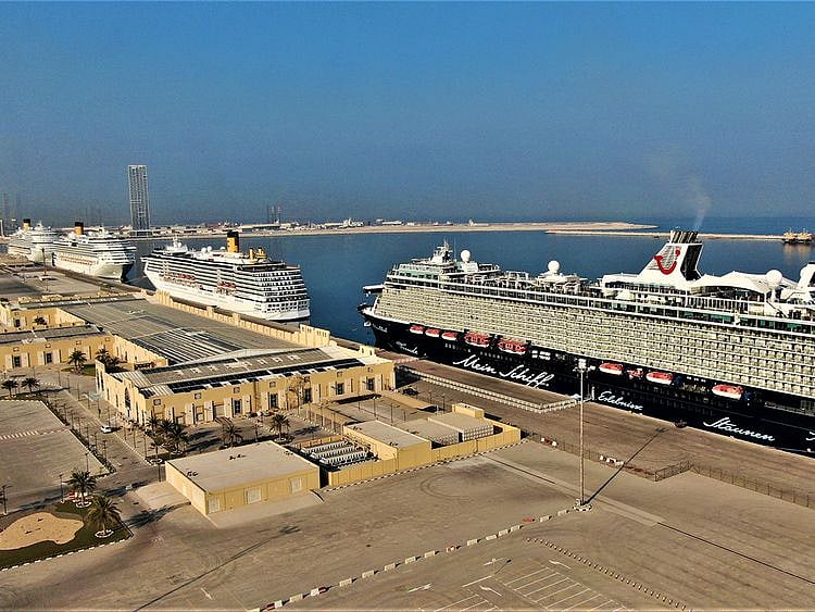 Stock Dubai tourism cruise port