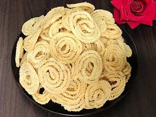 A classic Kerala recipe to making Murukku or twisted, deep fried chakli from scratch
