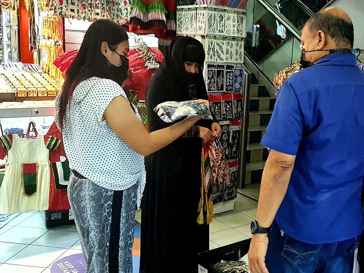 Shoppers 1-1635855348026