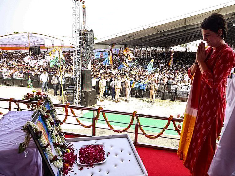  Congress General Secretary Priyanka Gandhi Vadra offers tributes to former Prime Minister Indira Gandhi and first deputy Prime Minister and home minister of India Vallabbhai Patel before addressing the ‘Pratigya Rally’, in Gorakhpur last Sunday. 