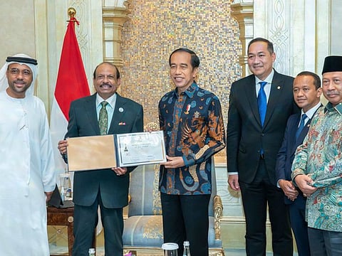 Yusuff Ali MA receiving Prima Duta Award 2021 from Joko Widodo, President of Indonesia in Abu Dhabi in the presence of Mohamed Lutfi, Trade Minister of Indonesia, Abdullah Al Dhaheri, UAE Ambassador to Indonesia, Hussain Bagis, Indonesian Ambassador to the UAE.