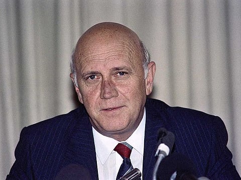 This photo taken on November 09, 1989 in Pretoria shows South African acting State President Frederik Willem de Klerk giving a press conference after a meeting with leaders of ultra-rightwing groups. 