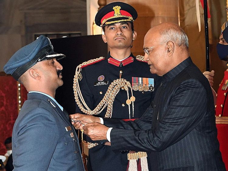  India's President Ram Nath Kovind presents Vir Chakra to Wing Commander (now Group Captain) Varthaman Abhinandan, in New Delhi on November 22, 2021.