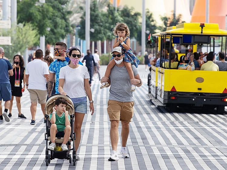 Visitors_on_Ghaf_Avenue_Web_Image_m8510-1637571742799