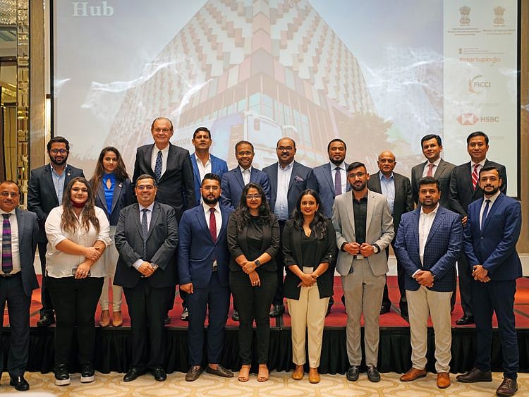 NAT 211128 HSBC CE043-1638123443922