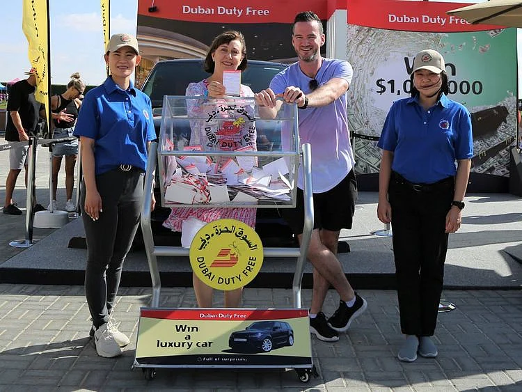 Dubai-Duty-Free-Senior-Vice-President-for-Purchasing-Sharon-Beecham-conducted-the-draw-for-the-DDF-Finest-Surprise-along-with-Dubai-92-presenter-Jono-1638690545489