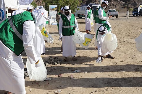 Equipped with reusable cotton gloves and biodegradable bags, the participants spread out far and wide in popular desert picnic areas.