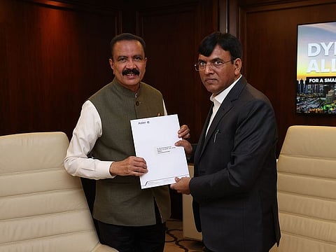 Dr Azad Moopen presents his proposal for a health insurance scheme for low-income NRIs to Dr Mansukh Mandaviya. 