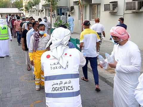 Over 3,000 water bottles provided by Zulal Water Company, in cooperation with Sharjah City Municipality, “Bee’ah” company and volunteers from the Emirates Red Crescent Authority were distributed to the workforce in the Fourth Industrial Area on the first day of the campaign.
