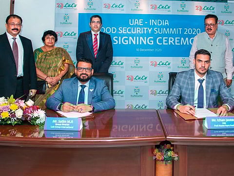 Signing of MoU between  Salim M A , Director - LuLu Hypermarket Group and Izhan Javeed of M/s Fruit Master Agro Fresh, J&K