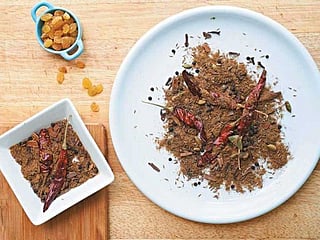 Home-made Emirati bezar blend