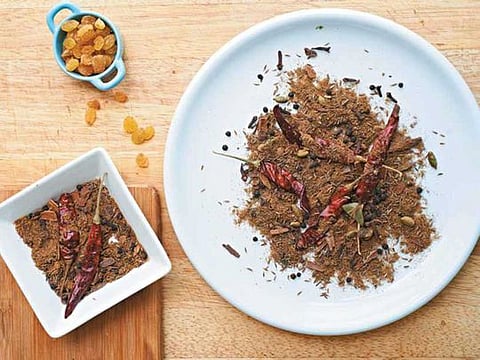 Home-made Emirati bezar blend