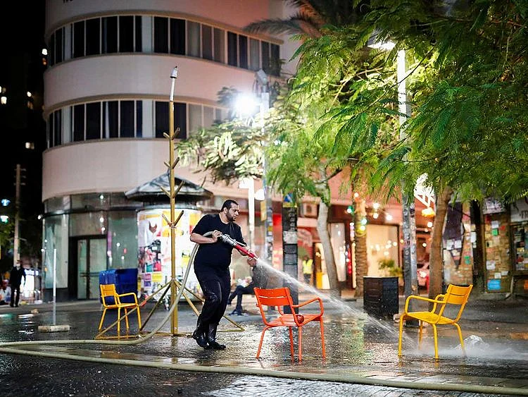 Israel spray water street lockdown