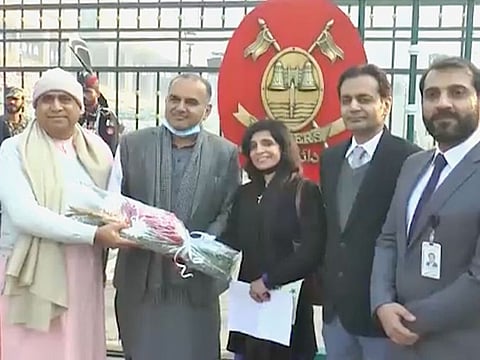 Pakistan Hindu Council (PHC) patron-in-chief Dr Ramesh Kumar Vankwani greeted the pilgrims with flowers at the border crossing.