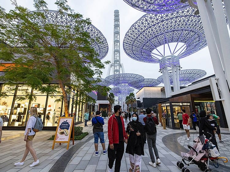 STOCK DUBAI TOURISTS SHOPPING ECONOMY