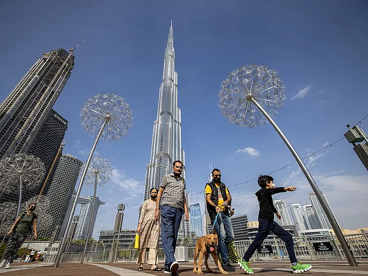 STOCK DUBAI TOURISTS 