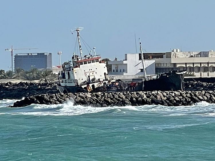 Vessels run aground amid high waves in UAQ 2-1641483224466