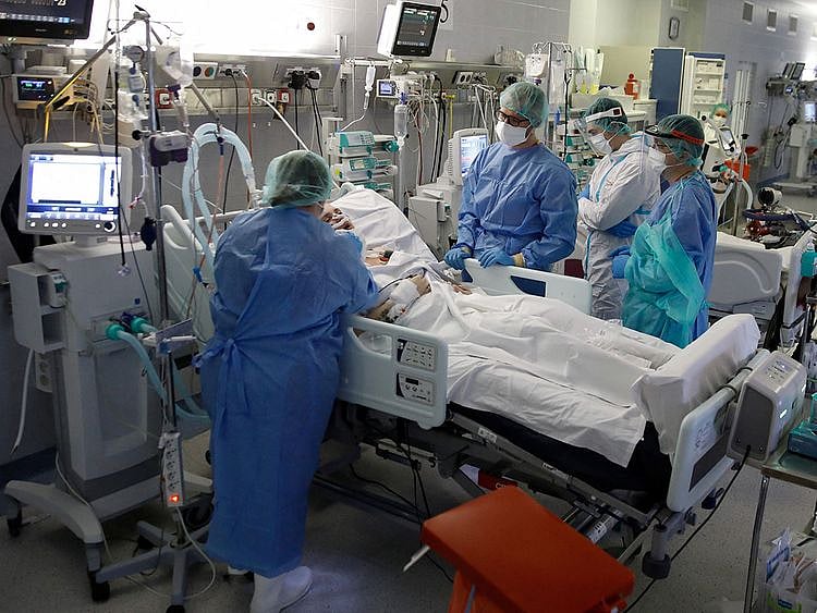 2022-01-11T161239Z_1236191940_RC2ZWR9E2X63_RTRMADP_3_HEALTH-CORONAVIRUS-POLAND-(Read-Only)