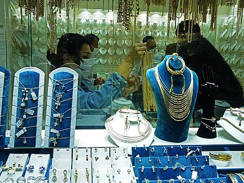  Gold prices are expected to briefly rise even further from it's current levels, but expected to drop again thereafter. Here's why.