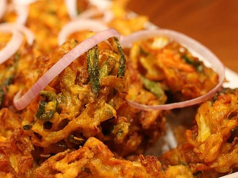 10-minute recipe for crispy Mumbai-style onion pakoras 