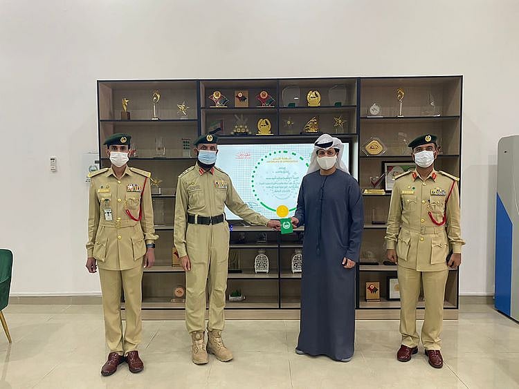 Dubai_Police_honours_Arab_for_returning_Dh15,000_he_found_in_Al_Qusais-1644047376969