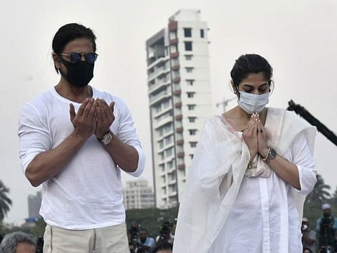 Shah Rukh Khan and his manager Pooja Dadlani offer prayers at Lata Mangeshkar's funeral