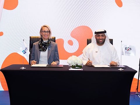 Lindsey Dietschi, Gulf Cluster Lead for Pfizer, and Dr Humaid Al Shamsi, President of the Emirates Oncology Society, sign the Memorandum of Understanding that lends support to raise awareness, encourage early detection and appropriate treatment of cancer in the UAE