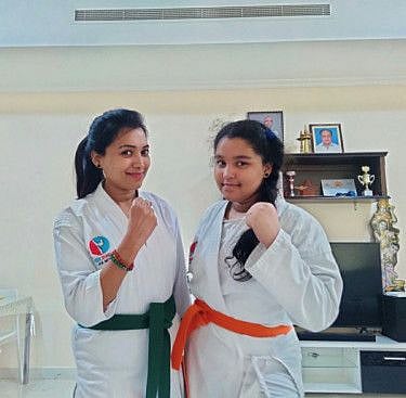 Ambika Suneesh with her daughter Devna-1644987982400