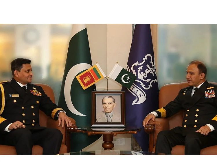  Commander of the Sri Lankan Navy and Pakistan Navy Chief Admiral Amjad Khan Niazi discussed bilateral collaborations and regional maritime security environment.  
