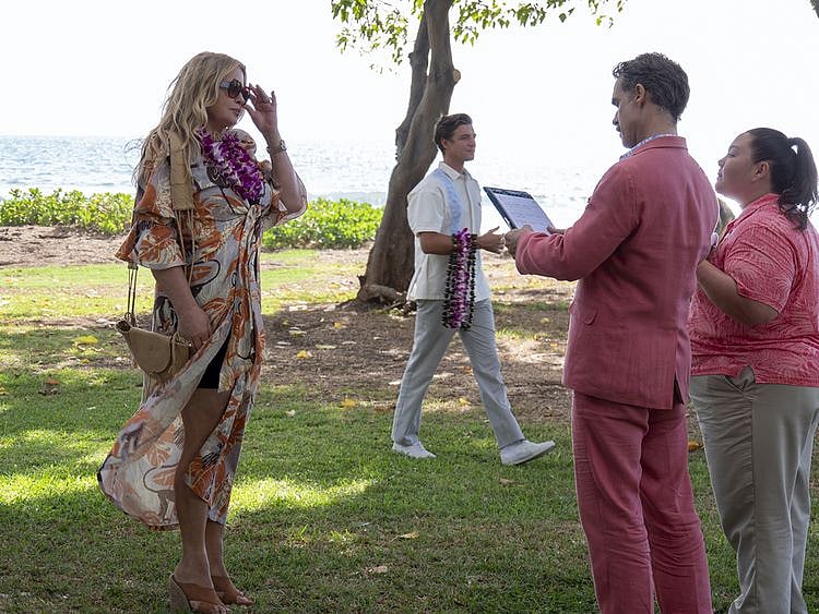 Jennifer Coolidge, Murray Bartlett and Jolene Purdy in 'The White Lotus' (2021)