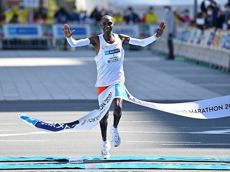 Kenyan Eliud Kipchoge crosses the finish line to win the Tokyo marathon