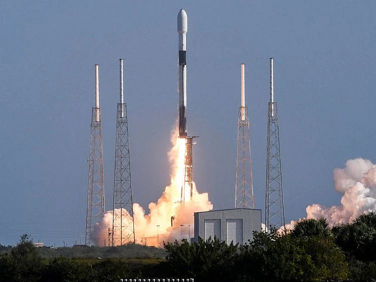 A SpaceX Falcon 9 rocket lifts off from Pad 40 at Cape Canaveral Space Force Station, Florida. 