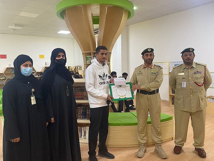 Dubai-Police-honors-High-School-Student-for-Honesty-1647157865385