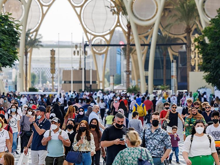 Visitors_next_to_Al_Wasl_Large_Image_m55162-1647675110200
