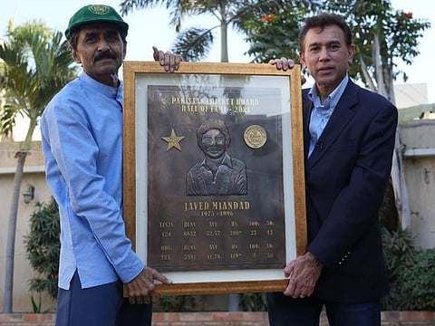 Javed Miandad (left) receives a plaque and a cap as he gets inducted into the PCB Hall of Fame.