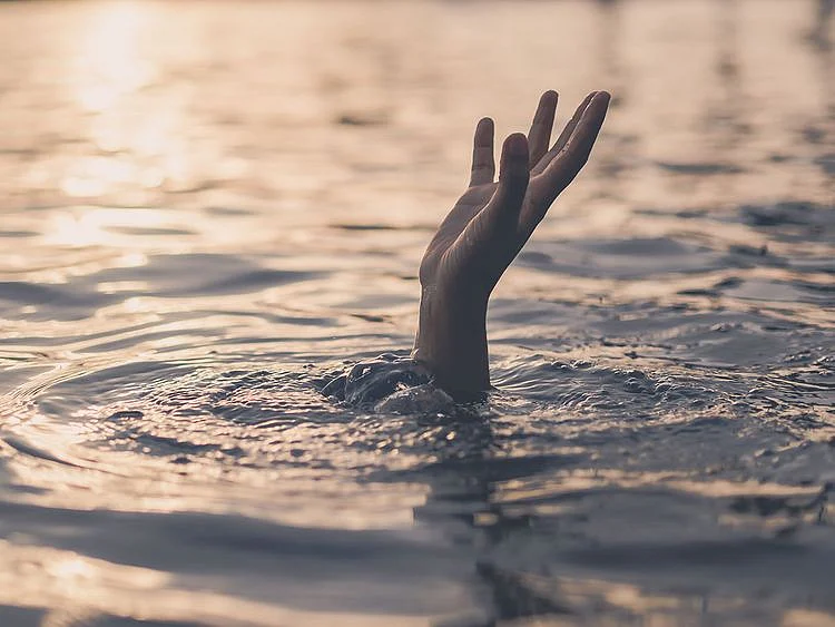 Newly-wed Kerala man drowns while taking selfies