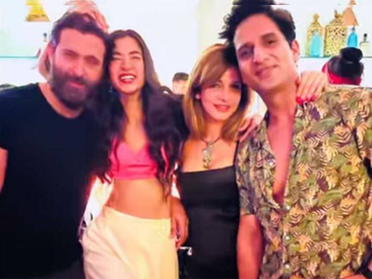 Hrithik Roshan, Saba Azad Sussanne Khan And Arslan Goni
