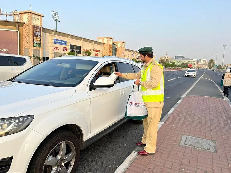 dubai-police-hands-iftar-meal-to-motorist-in-ramadan-2022-1649674336103