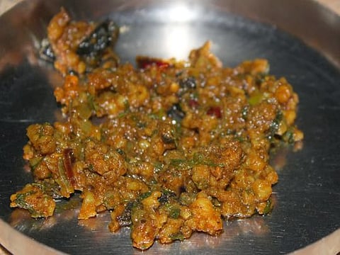 10-minute tallele vale sode or minced prawn curry with cilantro